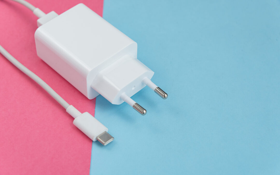 Caricabatterie universale: entro fine 2024 un unico cavo per la ricarica dei dispositivi elettronici